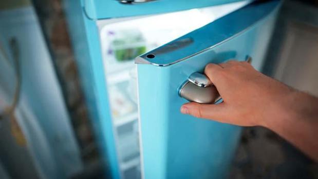 Buzdolabının arkasına dikkat! Elektrik faturalarının fırlamasına neden oluyor, böyle yapınca %50 enerji tasarrufu sağlıyor!)