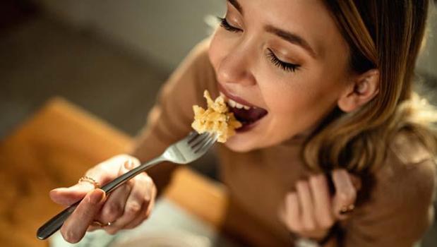 Böyle yemek yiyenler yandı! Meğer mideyi mahvedip şekeri aniden fırlatıyormuş!)