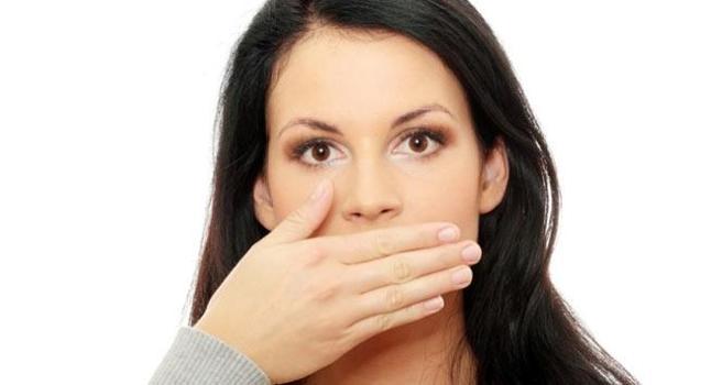 Ağız kokusu neden olur? Fırçalamayla bile geçmeyebiliyor)