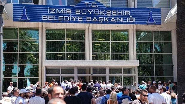 İzmir Büyükşehir Belediyesi’nde Sosyal haklarını alamayan işçiler oturma eylemi başlattı)