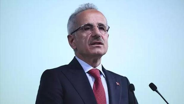 Yerli mühendislik ürünü OTMİ trenleri durmadan muayene ediyor)