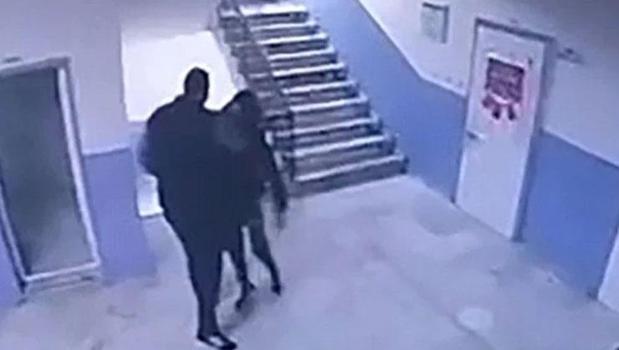 Manisa'da tepki çeken görüntü! Okul müdürü otizmli öğrenciyi merdivenlerden itti)