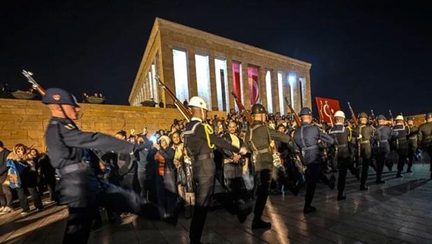 10 Kasım'da Anıtkabir'e rekor ziyaretçi: 1 milyon 219 bin kişi ziyaret etti)