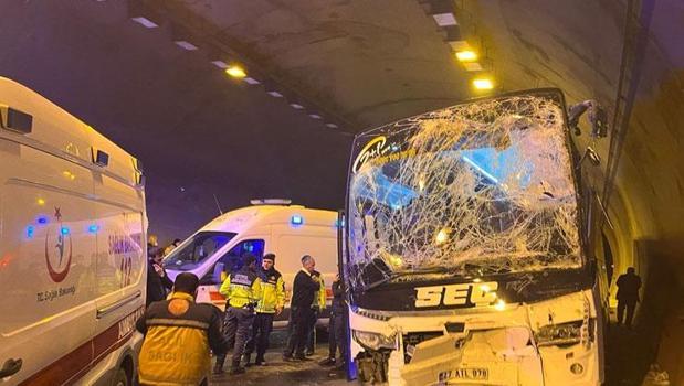Osmaniye’de yolcu otobüsü ile TIR, tünelde çarpıştı: 5 yaralı)