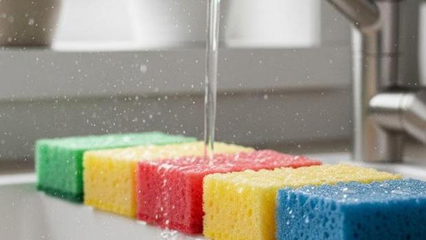 Bulaşık süngerleri bu yüzden renkliymiş! Sebebini öğrenen şok oluyor)