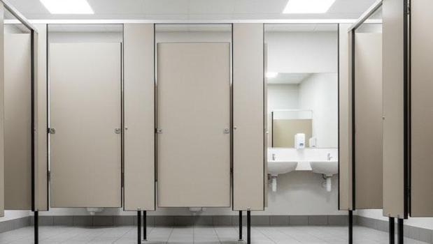 Umumi tuvaletlerin kapısı neden yere değmez?)