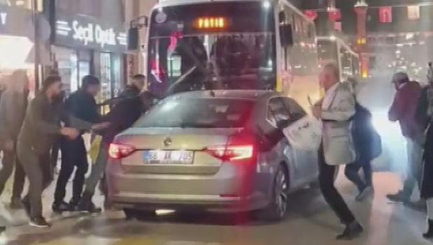 Ters yöne girip dehşet saçtı! Alkollü sürücüyü çevredekiler darbetti)