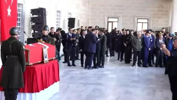 Şehit Pilot Yarbay Gökhan Korkmaz, son yolculuğuna uğurlanıyor)