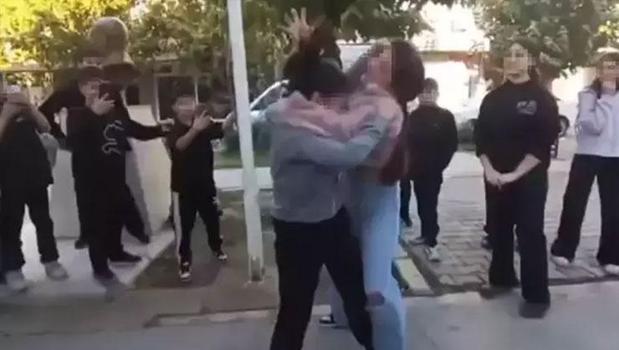 Kız öğrenciler birbirine girdi, arkadaşları ayırmak yerine video çekti)