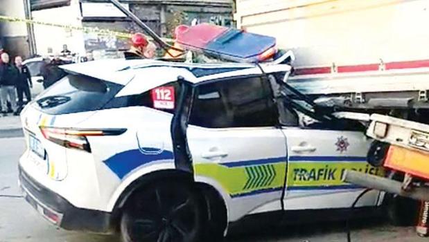 Polis arabası TIR'ın altına girdi! 1 şehit)