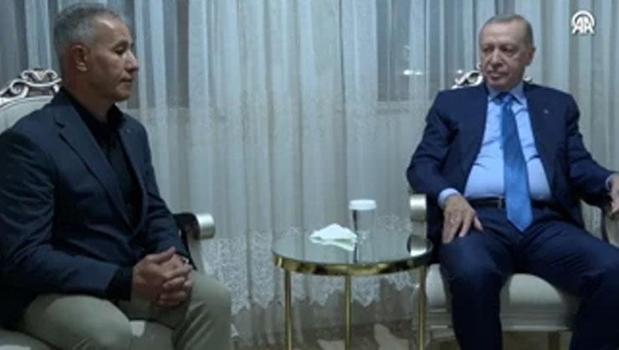 Cumhurbaşkanı Erdoğan, Adıyaman'da depremzede bir aileyi ziyaret etti)