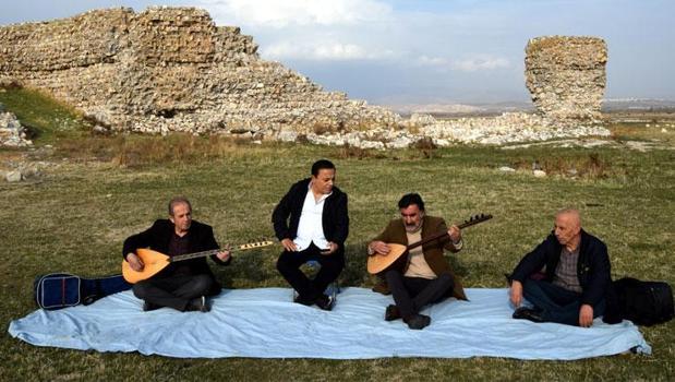 Akıl almaz görüntü! 40 yıl önce yüzdükleri alanda, saz çalıp türkü söylediler)