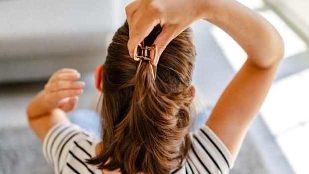 Saçların dökülmesine neden oluyor! Herkes aynı hatayı yapıyor: Bu tokayı kullananlar yandı!)