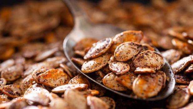 Ne fındık ne ceviz en sağlıklı kuruyemiş meğer oymuş! Avuç avuç yiyince kemikleri beton gibi güçlendirip kolesterolün kökünü kazıyor!)