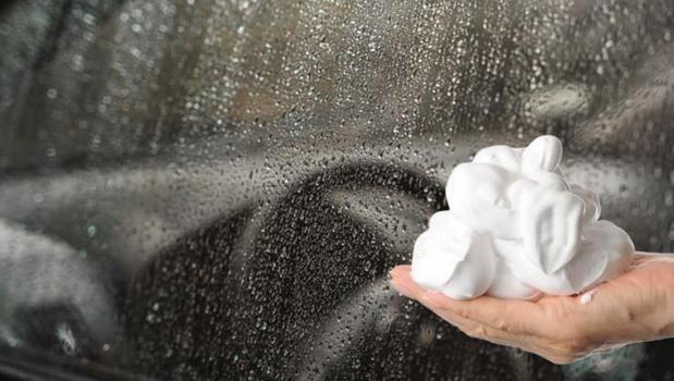 Araba camlarının buğulanmasını engelleyen yöntem! Tek malzeme uygulamak yetiyor, anında ayna gibi parlatıp buğulanmayı engelliyor!)