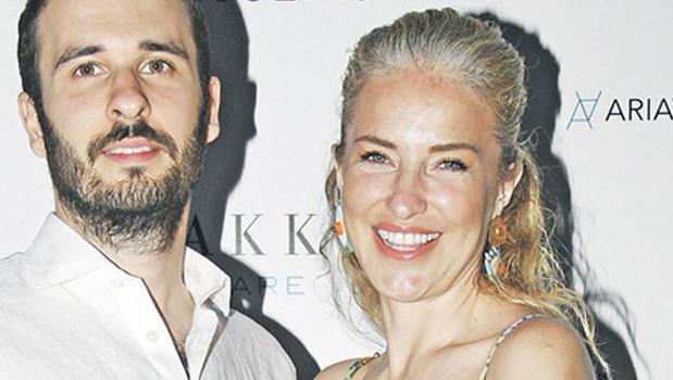 Aşkını çantaya işledi)