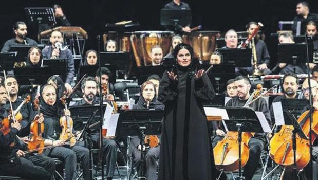 İran’ın ilk kadın orkestra şefi)