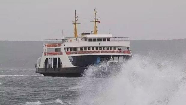 Gökçeada'da feribot seferlerine fırtına engeli)