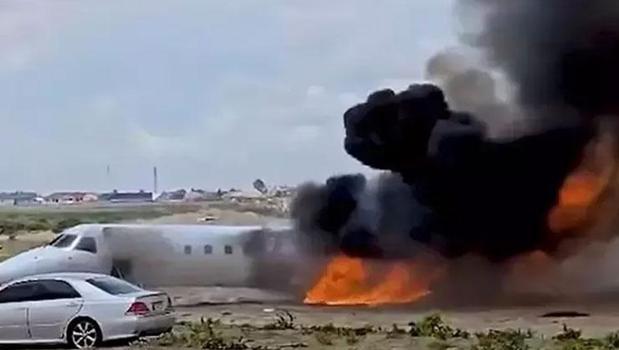 Kongo'da bakanı taşıyan uçak pistten çıktı, alev topuna döndü!)