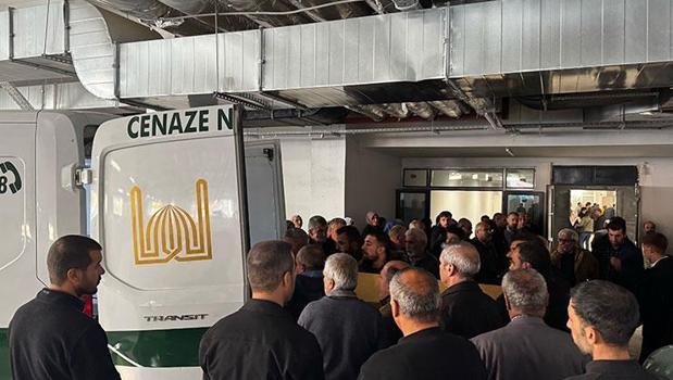 Bir çiftle 5 yaşındaki çocukları evde ölü bulundu)