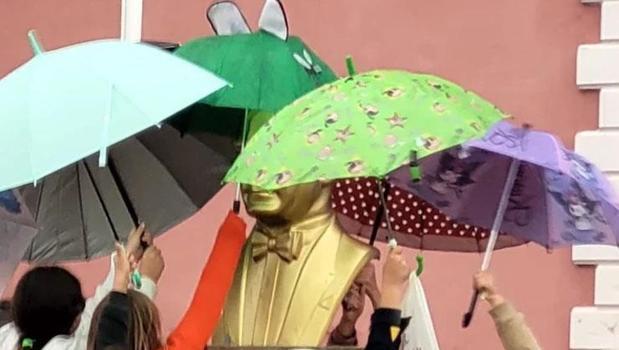 Adana'da duygulandıran görüntü: İlkokul öğrencileri yağmur altında Atatürk büstünü şemsiyeyle korudu)