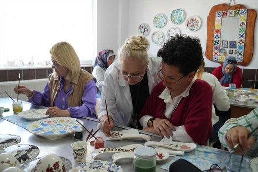 Niğde'de çini sanatına büyük ilgi! Öğrenmek isteyenler sıraya giriyor)