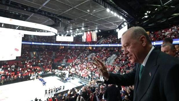 Cumhurbaşkanı Erdoğan Türkiye-Bosna Hersek maçını izledi)