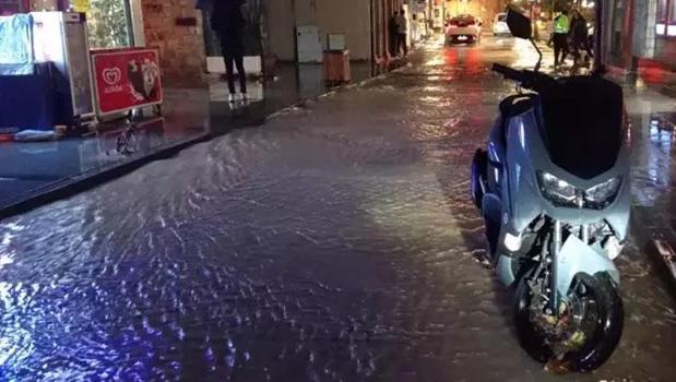 Çeşme'yi kuvvetli sağanak vurdu! Cadde ve sokaklar göle döndü)