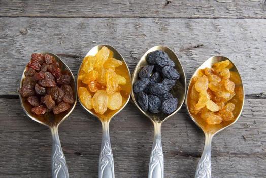 Kuru üzümü böyle tüketin! Demir eksikliğine iyi geliyor)