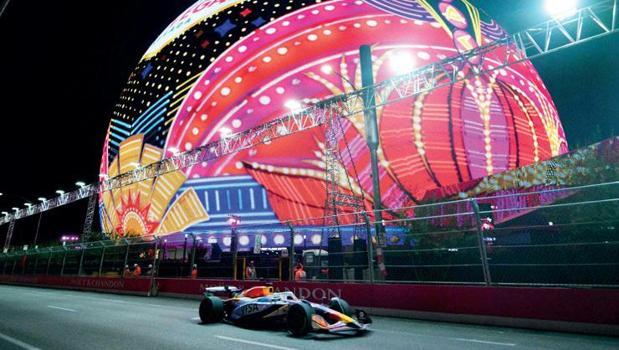 Hem yerde hem gökte ikram ondan sorulur)