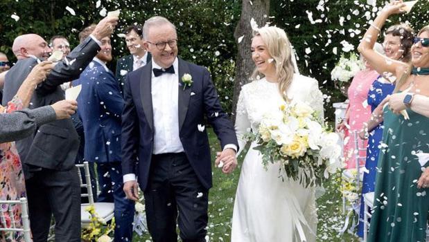 DM'den yürüdüğü başbakanla evlendi)