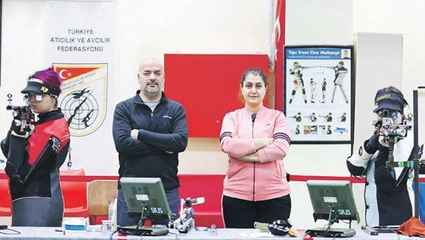 Attığını vuruyor madalyaya koşuyor)