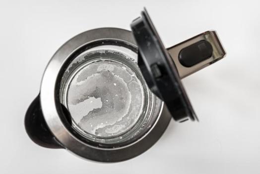 Bu yöntem sosyal medyada gündem oldu: Su ısıtıcısındaki kireci anında söküyor!)