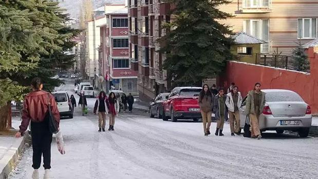 Kar sürprizi! Lapa lapa yağmaya başladı, her yer beyaza büründü)