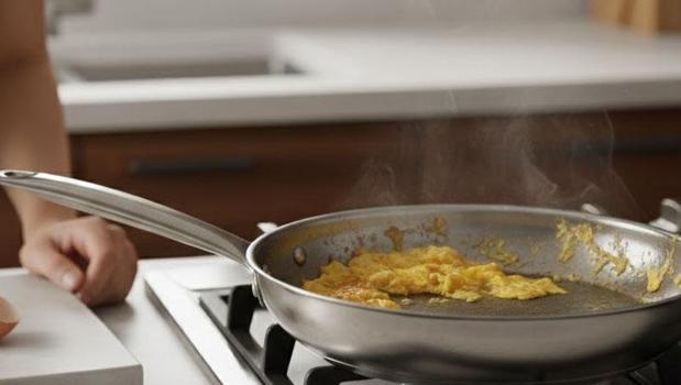 Yanmış tavayı temizlemenin en kolay yolu! Asla çizilmiyor)