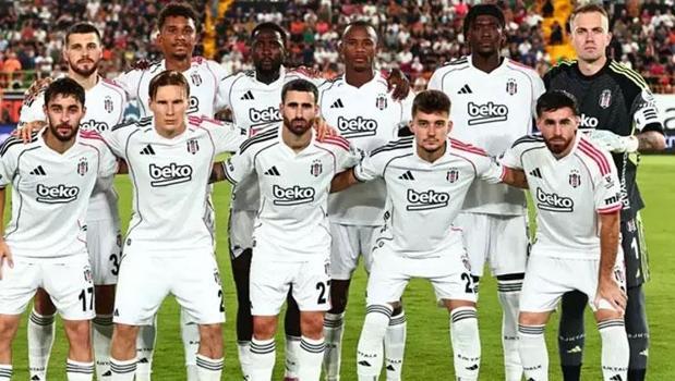 Beşiktaş'ta ayrılık kararı! Yıldız futbolcunun bileti kesildi)