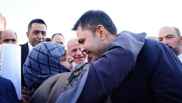 Asrın felaketinde gözyaşları mutluluğa dönüştü! Bakan Kurum’u böyle karşıladılar)