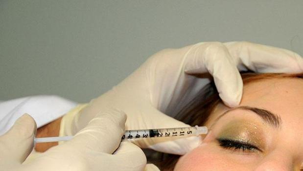 Yüze dolgu yaptıranlar dikkat! Bilim insanları uyardı: Doku kaybı ve körlük olabilir)