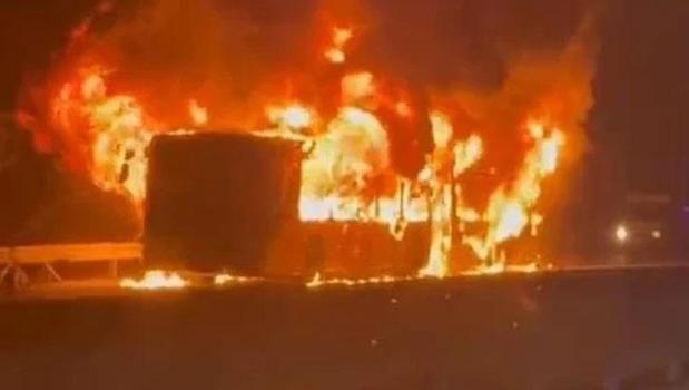 Arnavutköy'de korkunç olay! İETT otobüsü alev alev yandı)