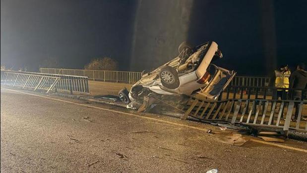 Köprü demirlerine çarpan araç hurdaya döndü: 1 ölü, 3 yaralı)