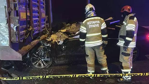 Kütahya'da katliam gibi kaza! TIR'a arkadan çarptı: 4 kişi öldü)