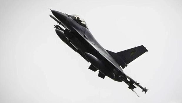 ABD'ye ait F-16 savaş uçağı düştü!)