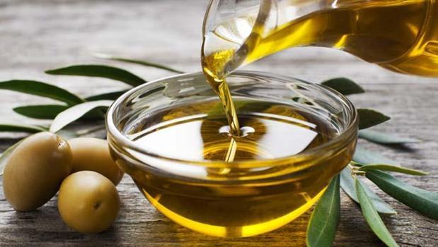 Zeytinyağı ile ilgili şaşırtan gerçek! Tiktok'ta 'günlük sağlık dopingi' olarak biliniyor ama bir aldatmaca olabilir! Meğer doğru tüketimi...)