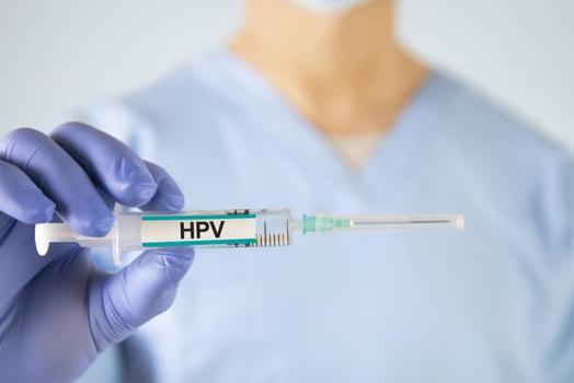 Doğru yaşta yaptırılınca koruyuculuğu en üst seviyeye çıkıyor! HPV aşısında önemli detay: 15 yaş sonrası dozu değişiyor)