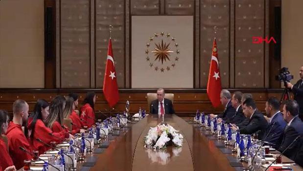 Cumhurbaşkanı Erdoğan, sporcuları kabul etti)