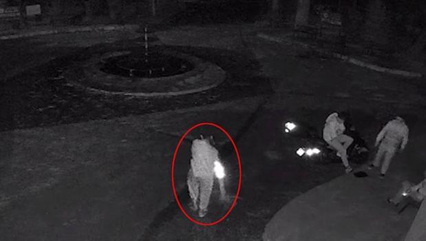 Burdur'da mezarlıkta tepki çeken görüntüler! Kameraya dönüp el kol hareketi yaptılar)