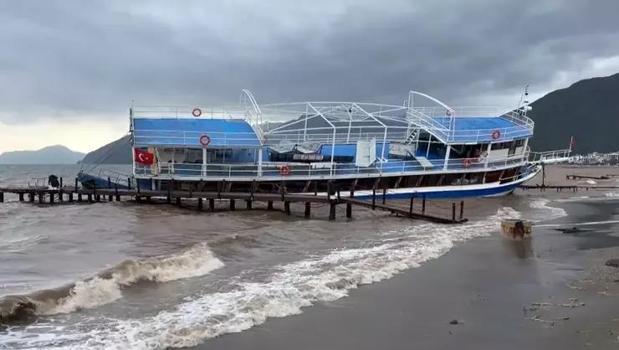 Muğla'da sağanak yağış! 4 tekne karaya oturdu)