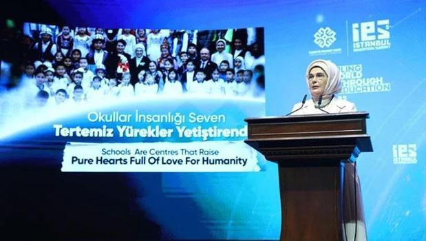 Emine Erdoğan: Eğitim, dünyanın tüm kıtalarına hakim bir barış kültürünün inşa edilmesinin de ön koşuludur)