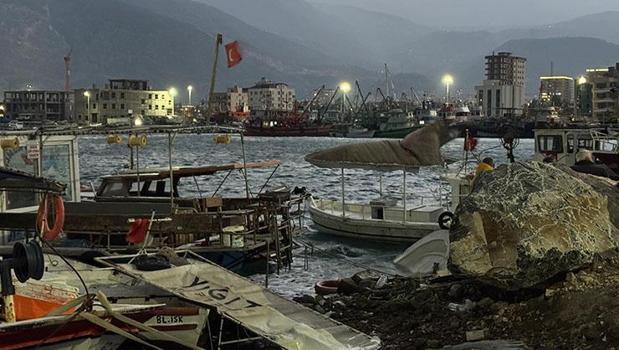 Hatay'da şiddetli fırtına! 5 tekne ve 1 yat alabora oldu)