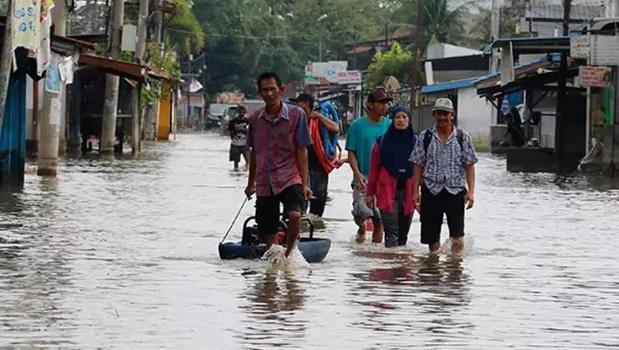 Endonezya'da sel ve toprak kaymalarında ölenlerin sayısı 900'ü aştı)